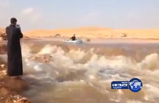بالفيديو:شاب يركب قارباً مطاطياً وسط سيول عرعر