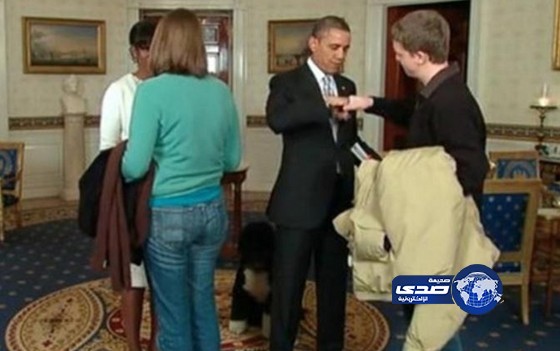 بالفيديو.. أوباما يفاجئ السياح في البيت الأبيض بمصافحتهم