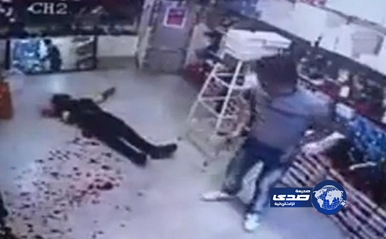 فيديو عنيف.. شاب يضرب آخر بالساطور داخل «سوبر ماركت» في إيران