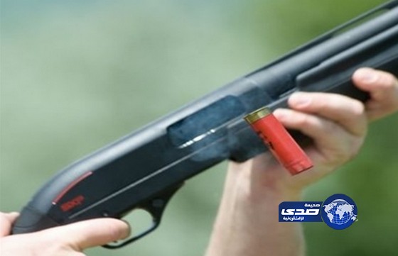 شاب عبث بخرطوش فقتل شقيقه وأصاب أمه ونفسه