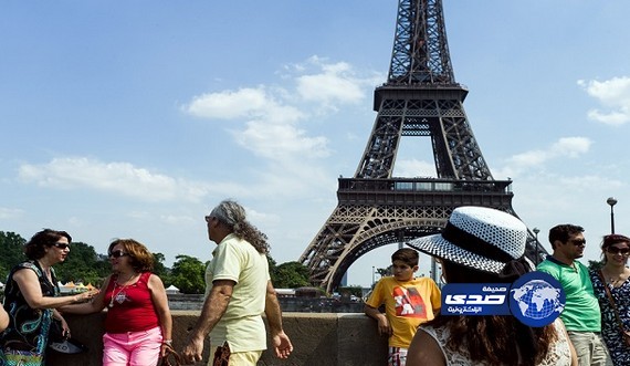 ثلاث فتيات باريسيات يثرن المارة بمداعبة أعضاء الرجال لجمع تبرعات خيرية