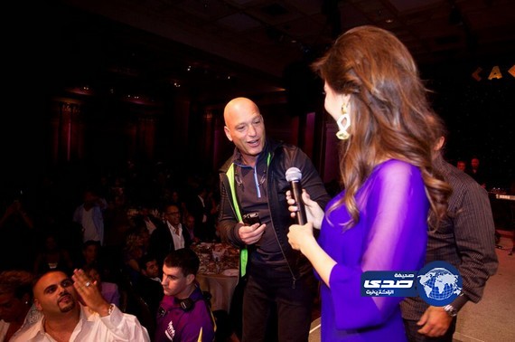 صورة:هو عينه على المايك ونانسي عيونها على الصلعة