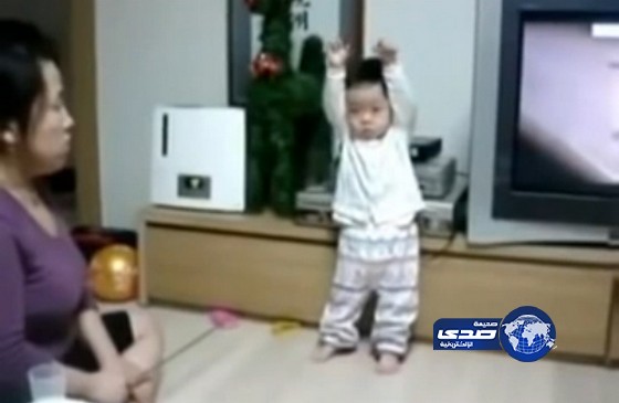 بالفيديو:أم كورية تعاقب طفلها على طريقة المدارس زمان