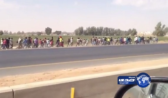 بالفيديو: تجمعات اثيوبية ومسيرات تقلق سكان الرياض