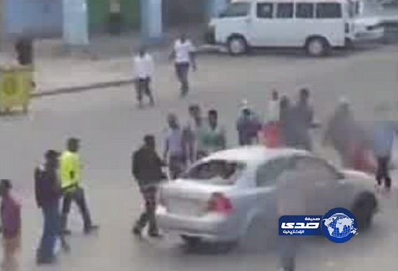 بالفيديو: اثيوبيين يقومون بتحطيم سيارات المواطنيين بمنفوحة