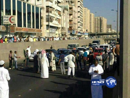 بالصور والفيديو: مخالفون يثيرون فوضى في جدة ويغلقون شارع الستين