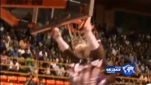 بالفيديو.. استعرض أمام الجمهور فكاد أن يموت ويتهشم رأسه