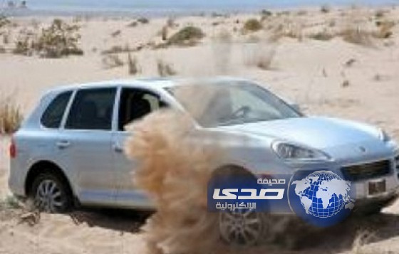 مدني حائل ينقذ مواطناً علقت سيارته في رمال الصحراء