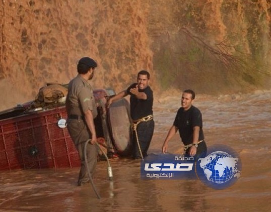 مدني الجوف يخرج مركبة جرفتها السيول
