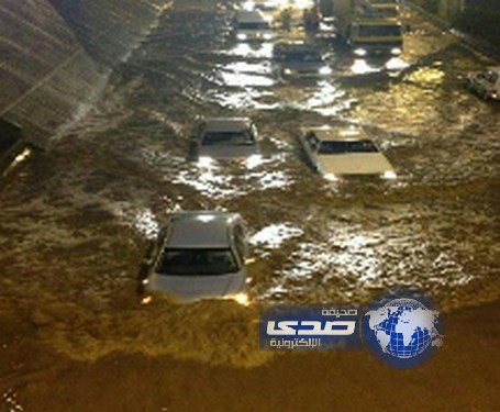 هطول أمطار غزيرة فجر اليوم على الرياض يربك الحركة المرورية ويحير الطلاب
