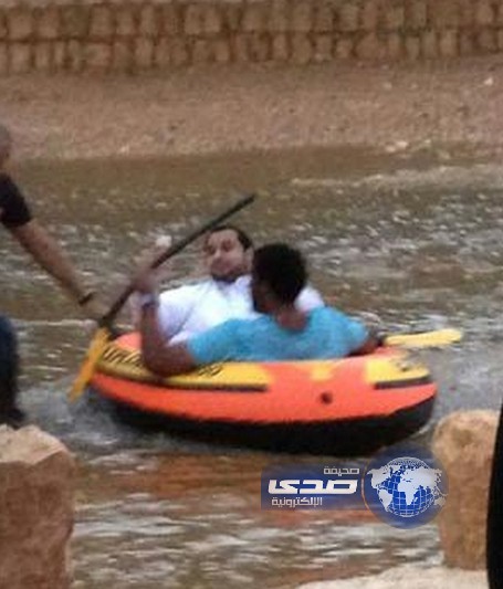 بالصور.. إنقاذ &#8220;الحوطي&#8221; من الغرق أثناء تصوير &#8220;فيديو كيك&#8221; في وادي نمار