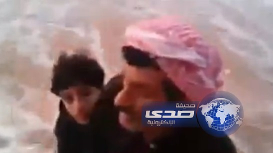 مواطن في سيول حفر الباطن يوثق بالفيديو لحظة محاصرة السيول له
