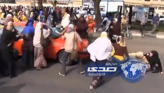 بالفيديو:سائق يقوم بدهس حشد من الفتيات بمصر