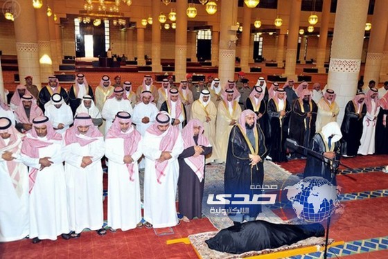 أمير الرياض يؤدي صلاة الميت على والدة الأمير مشاري آل سعود