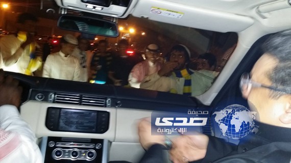 جمهور النصر يحاصر فيصل بن تركي قبل خروجه من الملعب