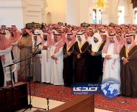 أمير الرياض يؤدي صلاة الميت على تركي بن هيف