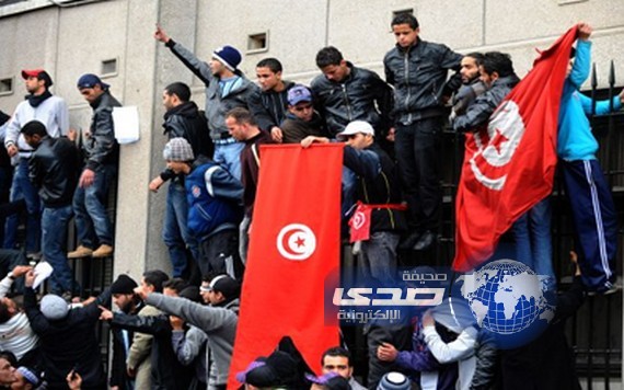متظاهرون يحرقون مقر حركة النهضة في تونس