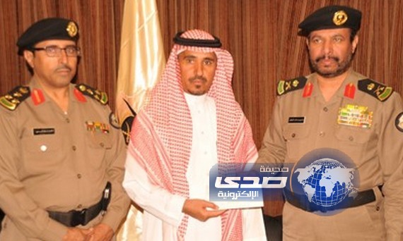 مدير شرطة منطقة حائل يكرم المواطن عبدالله خلف السحيمان