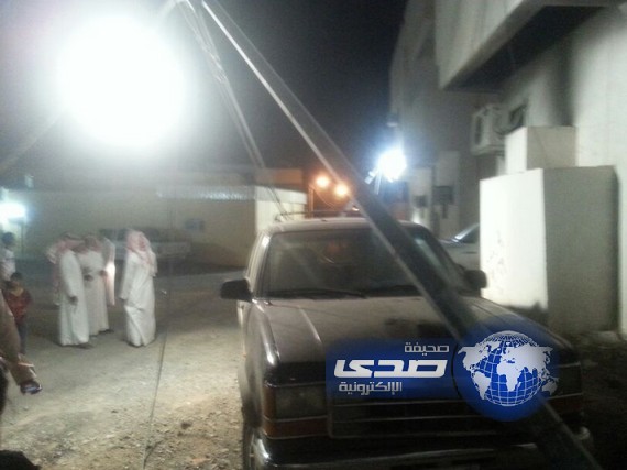 سقوط اعمدة الكهرباء على المركبات دخل احد احياء العيص (صور)