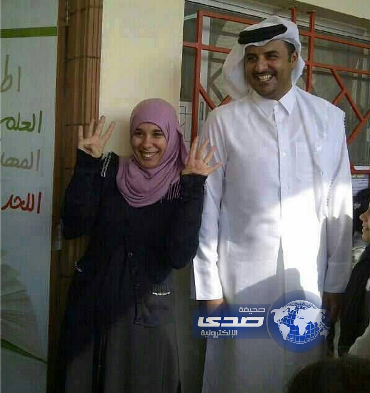 الشيخ تميم بن حمد يستجيب لمعلمة طلبت التصوير معه رافعة شعار رابعة