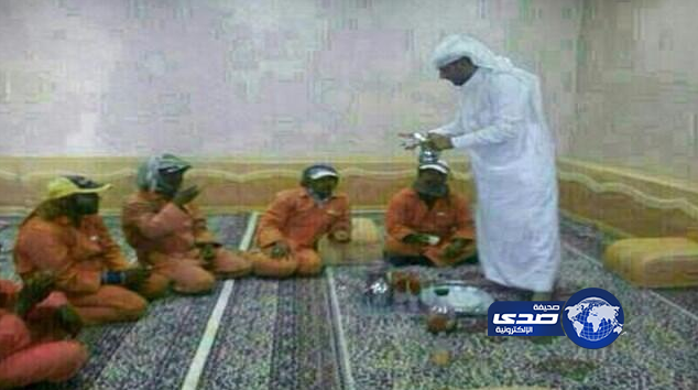 سعودي يقدم القهوة لعمال النظافة فرحاً بعودتهم لممارسة أعمالهم في مكة المكرمة .