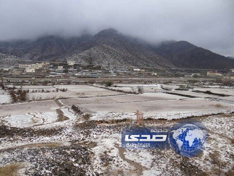 بالصور: المطر.. يغازل جبال بني مالك بالبَرَد