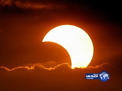 سماء المملكة تشهد الآن كسوفاً جزئياً للشمس في ظاهرة فريدة