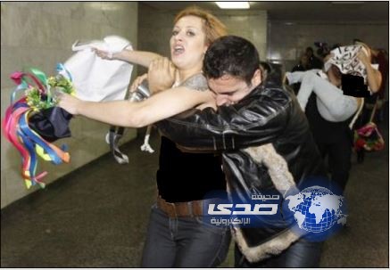 أحتجاجاً على البطالة.. ملكات جمال لبنان يتعرين في مسبح بحري