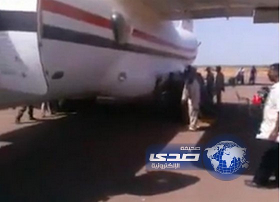 بالفيديو: طاقم بالخطوط الجوية السودانية يدفعون طائرة بأيديهم لإقلاعها