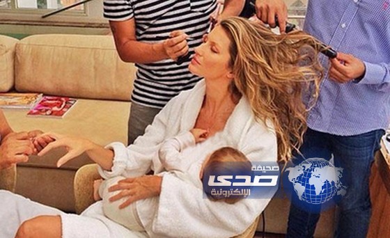 صورة عارضة أزياء برازيلية ترضع ابنتها أثناء تزينها تثير جدلاً كبيراً