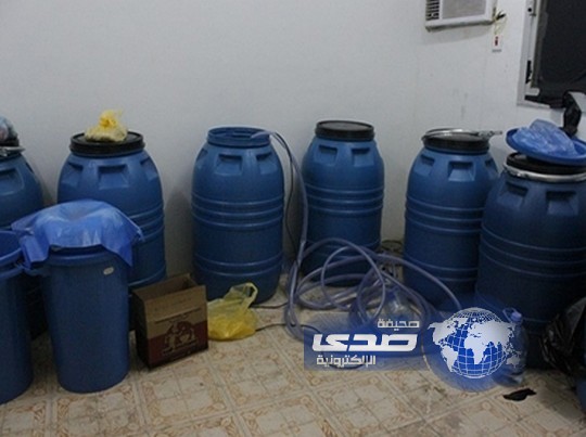 بالصور:  شرطة الرياض تضبط إثيوبييْن يديران معملاً للخمور بحي منفوحة