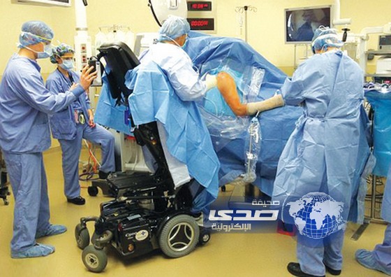 جراح مشلول يجري الجراحات بإتقان