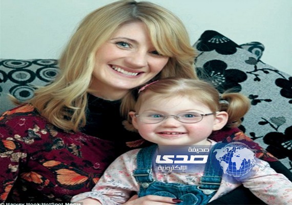 طفله يصيبها متلازمة تسبب نسيان الضحك