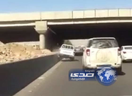 بالفيديو: شاب يصور سيارة تسير بعجلتين قبل أن تصطدم بمركبته