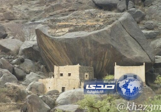صورة منزل تحت صخرة كبيرة في خاط بجنوب المملكة