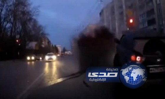 بالفيديو..كيف تسبب اندفاع الغاز من باطن الأرض بتراقص الطريق والسيارات