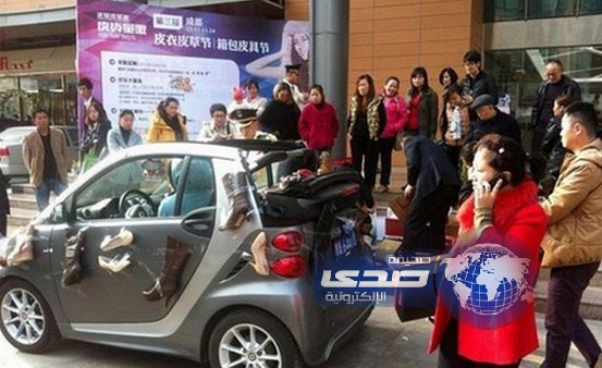 بالصور.. امرأة صينية تلصق الأحذية على سيارتها‎ وتثير الاستغراب!