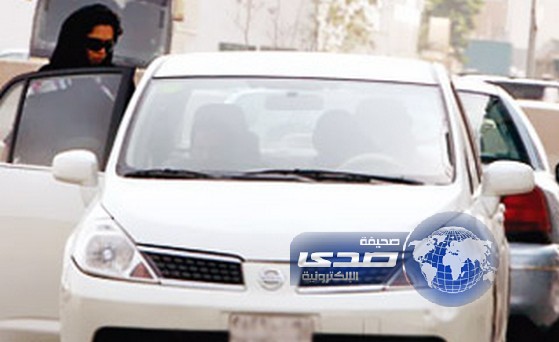 يضبط زوجته مع رجل في سيارته على شاطئ