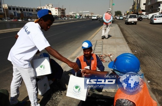 30 متطوعاً يرسمون البهجة على محيا 1000 عامل نظافة في أحياء جدة