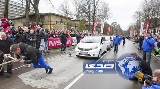 أقوى رجل في العالم يجر 12 سيارة دفعة واحدة