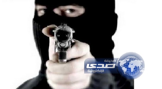 لص ألمانى مسلح يهرب خوفًا من كومة ورق