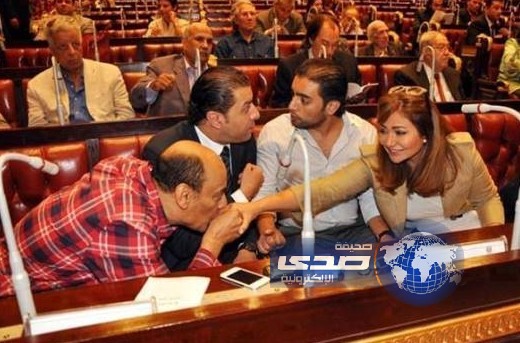 قبلة أحمد بدير ليد ليلى علوي داخل لجنة الخمسين تثير الجدل