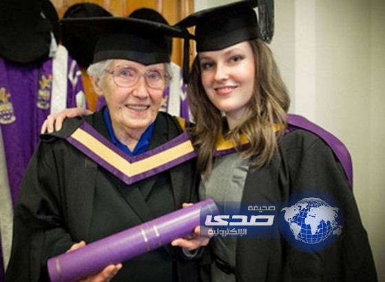 انتظرت 7 عقود وتخرجت مع حفيدتها من الجامعة