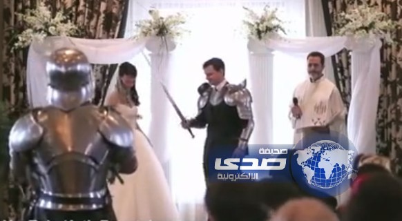 بالفيديو: عريس احتفل بزفافه بمبارزة ملثم في ليلة زواجة