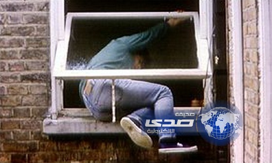 لص علق في نافذة الحمّام!