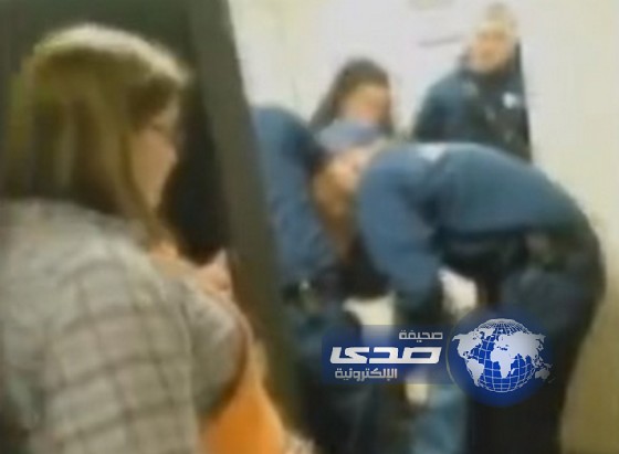 مزحة تلصق فتاة بمقعد حمام وضع عليه مادة شديدة الالتصاق