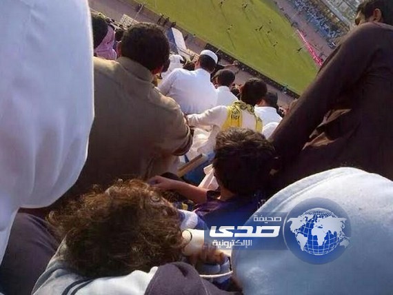مشجع نصراوي يصطحب طفله الرضيع لحضور مباراة فريقه أمام التعاون