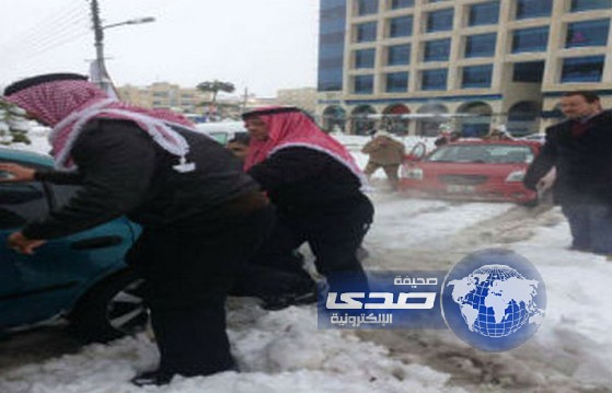 بالفيديو:ملك الاردن يدفع سيارة علقت بالثلج