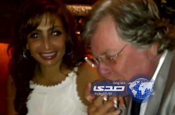 صورة حسين فهمي وهو يقبل يد زوجته السعودية تثير الجدل