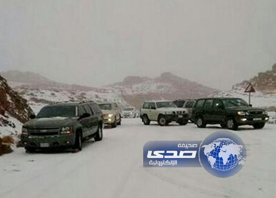 فرق الدفاع المدني بمنطقة تبوك تنقل 23 شخصاً عالقين من جبل اللوز